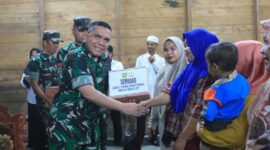 Pasiter Dim 0419/Tanjab Kapten Inf Ahmad Taufik Alhidayah menyerahkan bantuan paket sembako (Dok Pendimtjb)