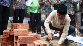 Bupati Tanjab Barat Drs H Anwar Sadat, M. Ag melakukan peletakan Batu Pertama Pembangunan Pabrik Kelapa Sawit di Desa Lubuk Terentang (Dok Ist)