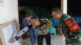 Kapolres Tanjab Barat AKBP Agung Basuki, SIK, MM bersama Dandim 0419/Tanjab Letkol Arm Dwi Sutaryo, SE., M. Han didampingi Petugas salah satu TPS cek jumlah DPT (Dok LT)