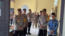 AKBP Agung Basuki, S. I. K., M. M bersama PJU dan aparatur Kecamatan Pantau Penghitungan dan Rekapitulasi Suara di Tingkat PPK Bram Itam (Dok Humas)