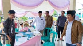 Bupati Tanjab Barat Drs H Anwar Sadat, M. Ag bersama Ketua KPU M Rum, Komisioner Bawaslu saat rinjau salah satu TPS (Dok Prokopiim)