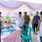 Bupati Tanjab Barat Drs H Anwar Sadat, M. Ag bersama Ketua KPU M Rum, Komisioner Bawaslu saat rinjau salah satu TPS (Dok Prokopiim)