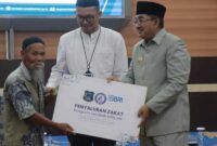 Bersama Pimpinan Cabang BRI Kuala Tungkal Heru Wijaya, Bupati Drs H Anwar Sadat, M. Ag serahkan secara simbolis bantuan Gerobak Brilian (Dok Prokopim)