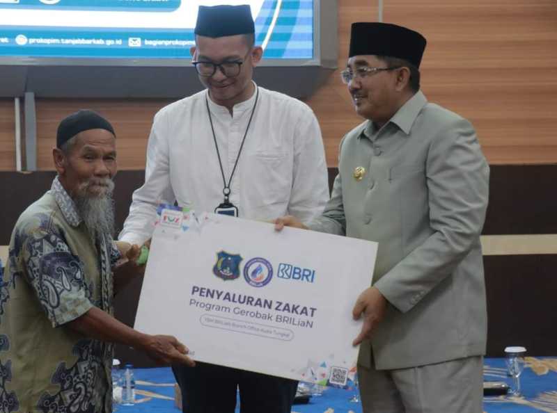 Bersama Pimpinan Cabang BRI Kuala Tungkal Heru Wijaya, Bupati Drs H Anwar Sadat, M. Ag serahkan secara simbolis bantuan Gerobak Brilian (Dok Prokopim)