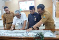 Feri Nofrianto dan Kepala Bappeda Provinsi dampingi Asiseten II  H Firdaus Khattab dan Field Manager PetroChina Rudy Hermawan teken prasasti pelaksanaan pembangunan prorgam TJSLP (Dok LT)