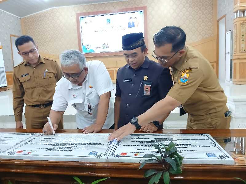 Feri Nofrianto dan Kepala Bappeda Provinsi dampingi Asiseten II  H Firdaus Khattab dan Field Manager PetroChina Rudy Hermawan teken prasasti pelaksanaan pembangunan prorgam TJSLP (Dok LT)