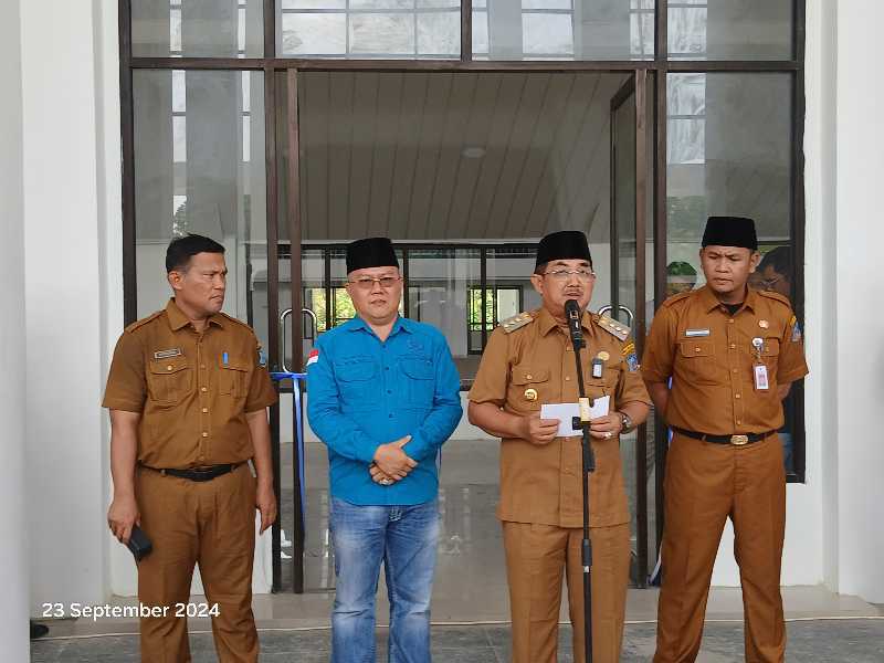 Ketua Umum KONI Tanjab Barat Jamal Darmawan dampingi Bupati Drs H Anwar Sadat, M. Ag bersama Plt Kadis Parpora dan Kadis PUPR saat resmikan Sport Center (Ilustrasi)