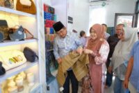 Bupati Tanjab Barat Drs H Anwar Sadat, M. Ag  bersama Ketua TP-PKK tinjau produk UMKM di Kota Barabai.