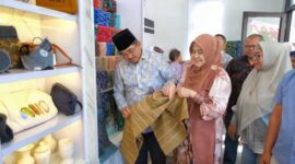 Bupati Tanjab Barat Drs H Anwar Sadat, M. Ag  bersama Ketua TP-PKK tinjau produk UMKM di Kota Barabai.