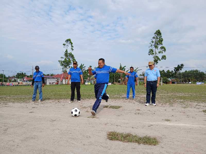 Camat Betara Nasrun, SE tendang Bola pertama Kick Off Turnamen Sepak Bola Camat Betara Cup 2024 (Dok LT)