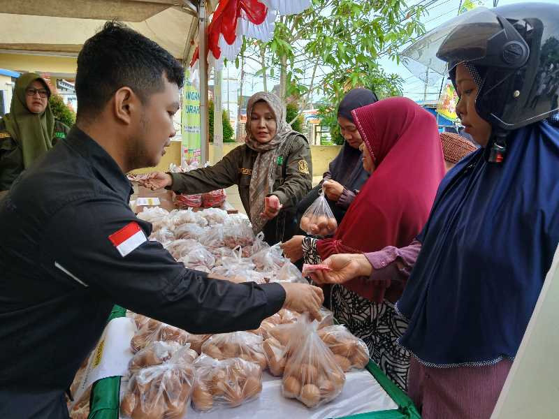 Masyarakat belanja bahan komoditi di Gerakan Pangan Murah (Dok LT)