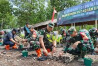 Dandim 0419/Tanjab Letkol Arm Dwi Sutaryo, S. E., M. Han bersama Asisten II Setda Tanjab Barat Ir H Firdaus Khattab, M. M saat tanam mangrove (Dok LT)