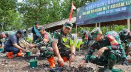 Dandim 0419/Tanjab Letkol Arm Dwi Sutaryo, S. E., M. Han bersama Asisten II Setda Tanjab Barat Ir H Firdaus Khattab, M. M saat tanam mangrove (Dok LT)