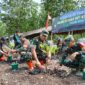 Dandim 0419/Tanjab Letkol Arm Dwi Sutaryo, S. E., M. Han bersama Asisten II Setda Tanjab Barat Ir H Firdaus Khattab, M. M saat tanam mangrove (Dok LT)