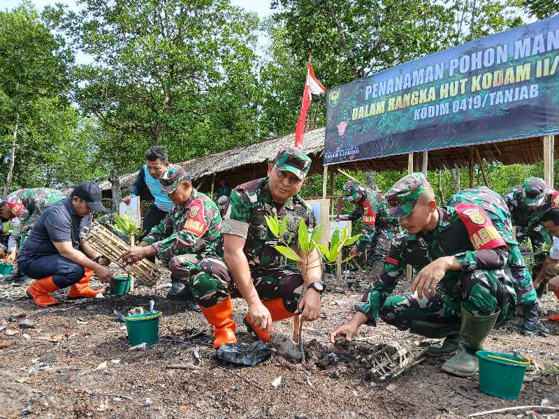 Dandim 0419/Tanjab Letkol Arm Dwi Sutaryo, S. E., M. Han bersama Asisten II Setda Tanjab Barat Ir H Firdaus Khattab, M. M saat tanam mangrove (Dok LT)