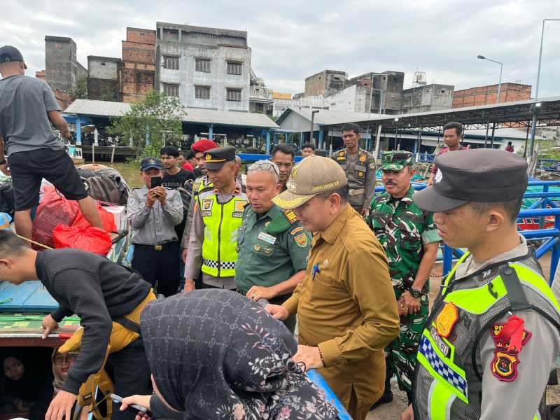 Danramil 419-03/TI Kapten Inf Safri Napitupulu bersama Camat Tungkal Ilir, Danpos Pelayanan Pelabuhan LLASDP cek Transportasi Air 