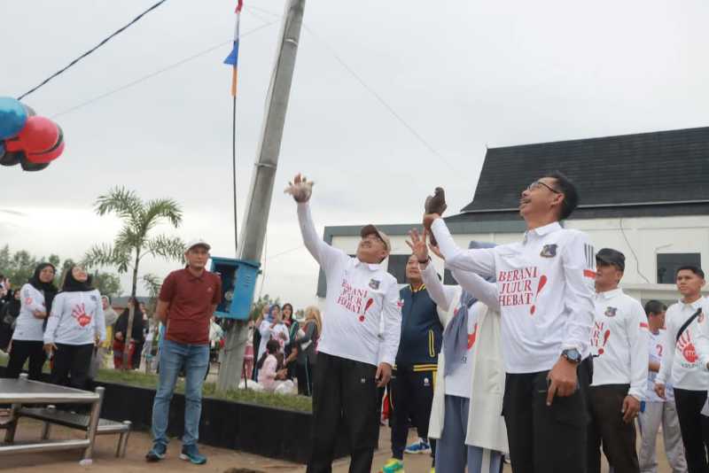 Bupati Drs H Anwar Sadat, M. Ag dan Inspektur Drs Encep Jarkasih bersama Ketua TP-PKK Hj Fadhilah Sadat lepas burung merpati simbol menyampaikan pesan anti korupsi (Humas)