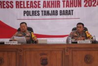 Kapolres Tanjab Barat AKBP Agung Basuki, S. I. K., M. M didampingi Wakapolres Kompol Jan Manto Hasiholan, S. H., S. I. K.  M. H paparkan hasil kinerja 2024 (Humas)