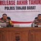 Kapolres Tanjab Barat AKBP Agung Basuki, S. I. K., M. M didampingi Wakapolres Kompol Jan Manto Hasiholan, S. H., S. I. K.  M. H paparkan hasil kinerja 2024 (Humas)