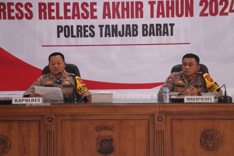 Kapolres Tanjab Barat AKBP Agung Basuki, S. I. K., M. M didampingi Wakapolres Kompol Jan Manto Hasiholan, S. H., S. I. K.  M. H paparkan hasil kinerja 2024 (Humas)