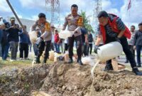 Kapolres Tanjab Barat AKBP Agung Basuki, SIK, MM bersama Waka Polres Kompol Jan Manto Hasiholan, SH, SIK, MH dan PJU saat musnahkan Miras (Dok LT)