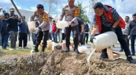 Kapolres Tanjab Barat AKBP Agung Basuki, SIK, MM bersama Waka Polres Kompol Jan Manto Hasiholan, SH, SIK, MH dan PJU saat musnahkan Miras (Dok LT)