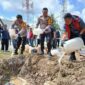 Kapolres Tanjab Barat AKBP Agung Basuki, SIK, MM bersama Waka Polres Kompol Jan Manto Hasiholan, SH, SIK, MH dan PJU saat musnahkan Miras (Dok LT)