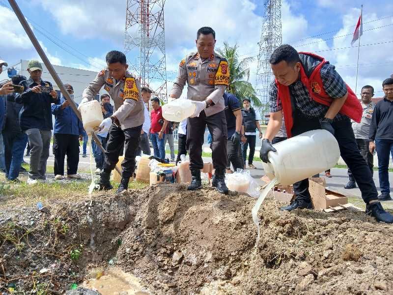 Kapolres Tanjab Barat AKBP Agung Basuki, SIK, MM bersama Waka Polres Kompol Jan Manto Hasiholan, SH, SIK, MH dan PJU saat musnahkan Miras (Dok LT)