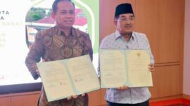 Bupati Tanjab Barat Drs H Anwar Sadat, M. Ag bersama Kepala PPSDM Migas Waskito Tunggul Nusanto tunjukkan Nota kesepakatan yang ditandatangani (Dok Prokopim)