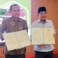 Bupati Tanjab Barat Drs H Anwar Sadat, M. Ag bersama Kepala PPSDM Migas Waskito Tunggul Nusanto tunjukkan Nota kesepakatan yang ditandatangani (Dok Prokopim)