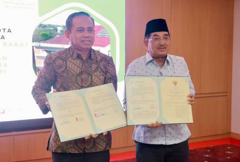 Bupati Tanjab Barat Drs H Anwar Sadat, M. Ag bersama Kepala PPSDM Migas Waskito Tunggul Nusanto tunjukkan Nota kesepakatan yang ditandatangani (Dok Prokopim)