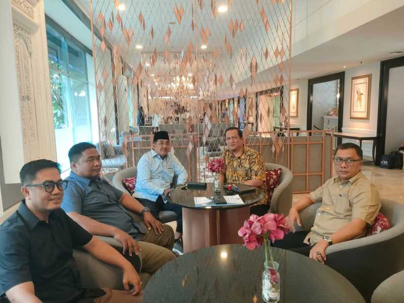 Bupati Tanjab Barat Drs H Anwar Sadat, M. Ag bersama Kadis Kominfo, Kadis Pendidikan dan Kabag Prokopim saat kunjungi PT 