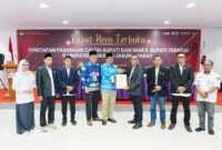 Ketua KPU Tanjab Barat M Rum bersama Sekrrtaris menyerahkan Keputusan KPU terkait penetapan Pasangan Calon Bupati dan Wakil Bupati terpilih kepada Drs H Anwar Sadat, M. Ag-DR H Katamso, SA, SE, ME (Asri Pct)