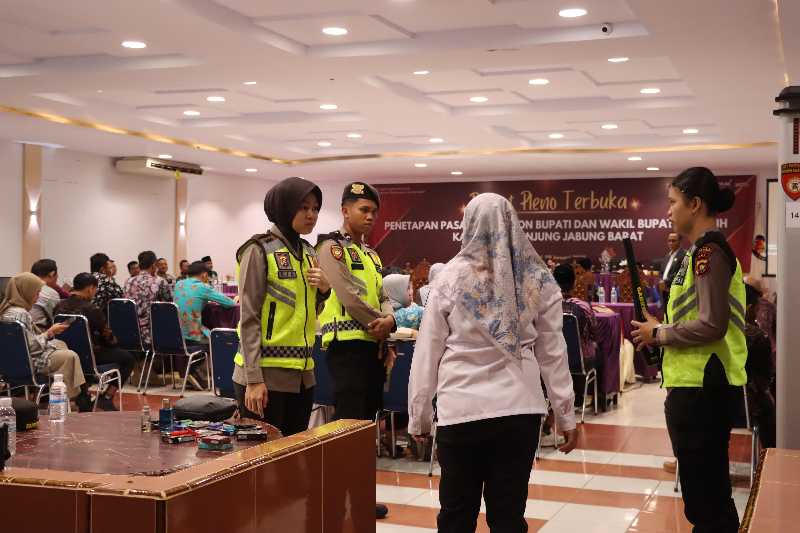 Personel Polres Tanjab Barat saat mengamankan ruang Rapat Pleno terbuka KPU Tanjab Barat (Dok Humas)