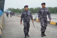 Komandan Lanal Palembang Kolonel Laut (P) Faisal didampingi Danpol TNI AL Kuala Tungkal Kapten Laut (P) Agus Toha saat tinjau Pelabuhan Roro Kuala Tungkal (Humas)