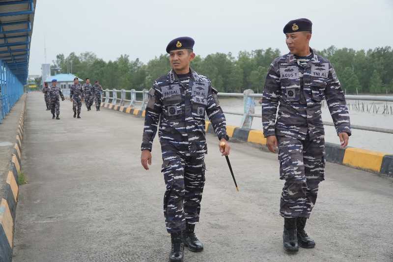 Komandan Lanal Palembang Kolonel Laut (P) Faisal didampingi Danpol TNI AL Kuala Tungkal Kapten Laut (P) Agus Toha saat tinjau Pelabuhan Roro Kuala Tungkal (Humas)