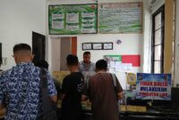 Kasat Intelkam Polres Tanjab Barat IPTU Wildhan Indra Pramono pantau pelayanan SKCK (Dok LT)