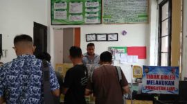 Kasat Intelkam Polres Tanjab Barat IPTU Wildhan Indra Pramono pantau pelayanan SKCK (Dok LT)