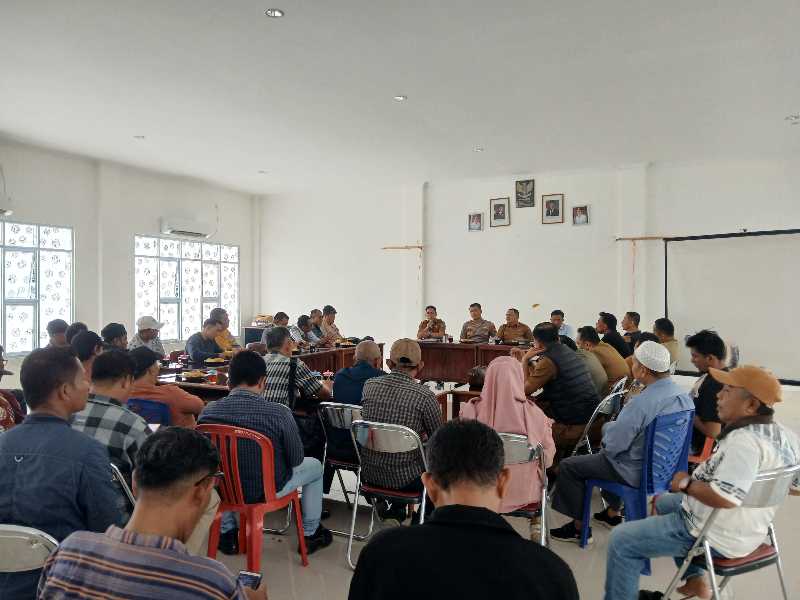 Rapat terkait pengelola Pasar Obral atau Pasar Malam Ramadhan 2025 dipimpin Syawaluddin F Tanjung di Aula Dinas Koperindag 