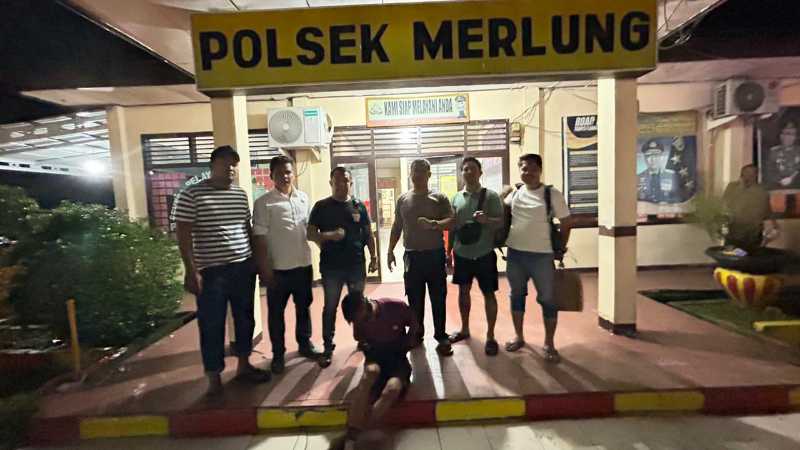 Personil Polsek Merlung amankan Dodi Pelaku pengeroyokan (Polsek Merlung)