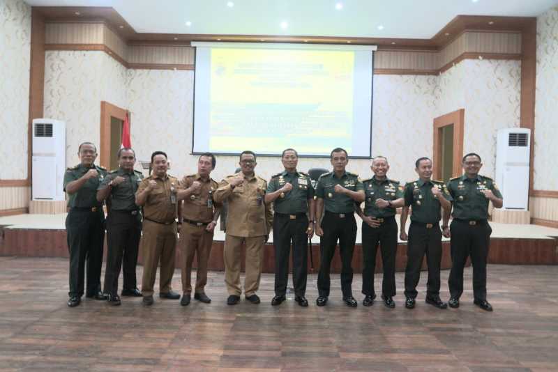 Danrem 042/Gapu Brigjen TNI Heri Purwanto, S. E., M. Sc bersama Kasi, Kabalak, Kadisnaker Koperasi UMKM dan Pengawas (Penrem 042/Gapu)