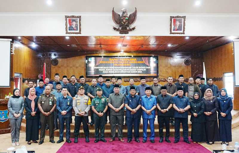 Ketua DPRD Tanjab Barat Hamdani, S. E bersama Anggota, Bupati dan Wakil Bupati terpilih serta Unsur Forkopimda (Asri Pct)