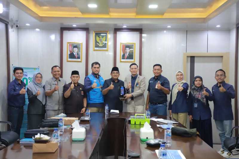 Bupati Anwar Sadat bersama Asisten II,  Kepala Bapenda, Kabag SDA, Manager PLN UP 3 Jambi dan jajaran PLN UP Kuala Tungkal (Prokopim)