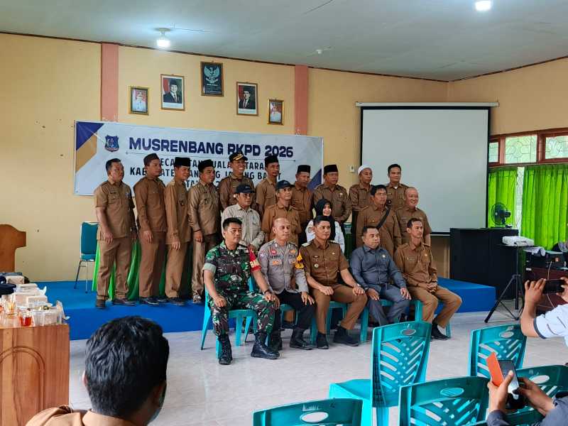 Albert Chaniago bersama Camat Kecamatan Kuala Betara Badai Permana, Lurah Betara Kiri, Kades, Babinsa dan BKTM (Jun)