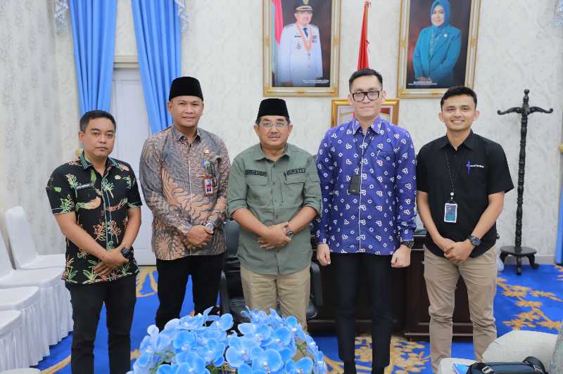 Bupati Nawar Sadat didampingi Sekda dan Kepala BKAD bersama Pompinan Cabang BRI Kuala Tungkal Ridho dan staf