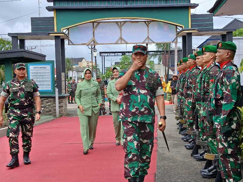 Danrem 042/Gapu Brigjen TNI Heri Purwanto dan Ny Nanti Heri Purwanto ke Kodim 0419/Tanjab didampingi Dandim 0419/Tanjab Letkol Arm Dwi Sutaryo dan Ny Tanty Dwi Sutaryo (Dok LT)