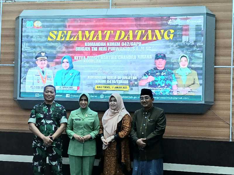 Bupati Tanjab Barat Drs H Anwar Sadat, M. Ag bersama Ketua TP-PKK Hj Fadhilah Sadat bersama Danrem 942/Gapu Brigjen TNI Heri Purwanto, S. E., M. Sc dan Ketua Persit KCK Koorcab Rem PD II/Swj Ny Nani Heri Purwanto (Dok LT)