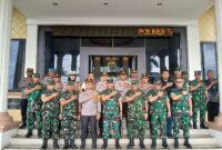 Kapolres Tanjab Barat AKBP Agung Basuki bersama PJU, Dandim 0419/Tanjab Letkol Arm Dwi Sutaryo dan Perwira foto bersama Danrem 042/Gapu Brigjen TNI Heri Purwanto dan PJU (Dok LT)