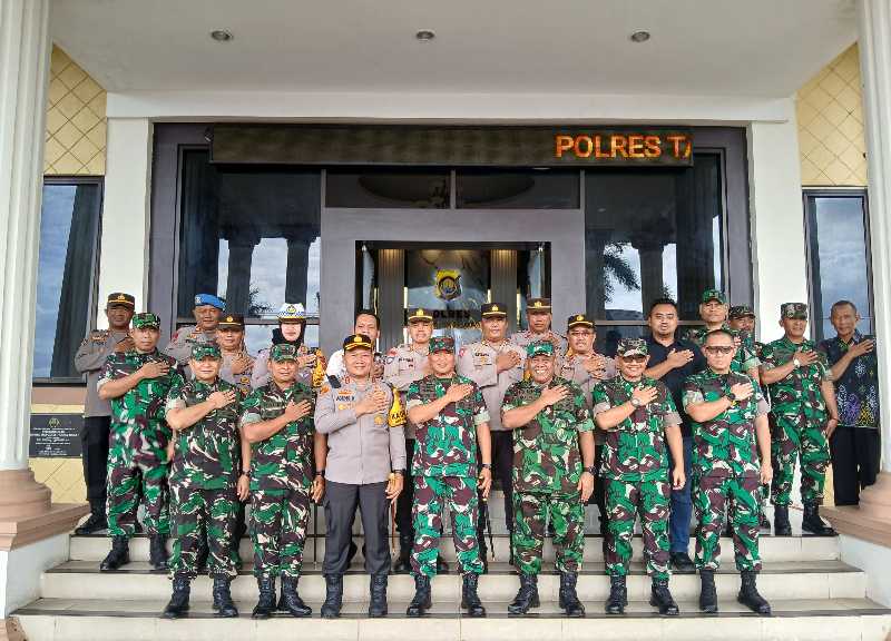 Kapolres Tanjab Barat AKBP Agung Basuki bersama PJU, Dandim 0419/Tanjab Letkol Arm Dwi Sutaryo dan Perwira foto bersama Danrem 042/Gapu Brigjen TNI Heri Purwanto dan PJU (Dok LT)