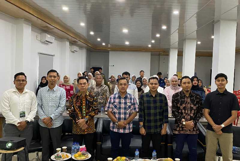 Kepala DTPH Tanjab Barat Reza Fahlevi, Kabid Perdagangan dan Pasar Kooerindag H Marhalim pemateri dan peserta seminar 